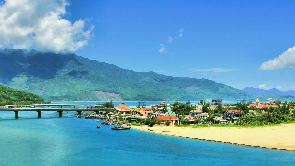 Vịnh Lăng Cô với cung đường biển tuyệt đẹp